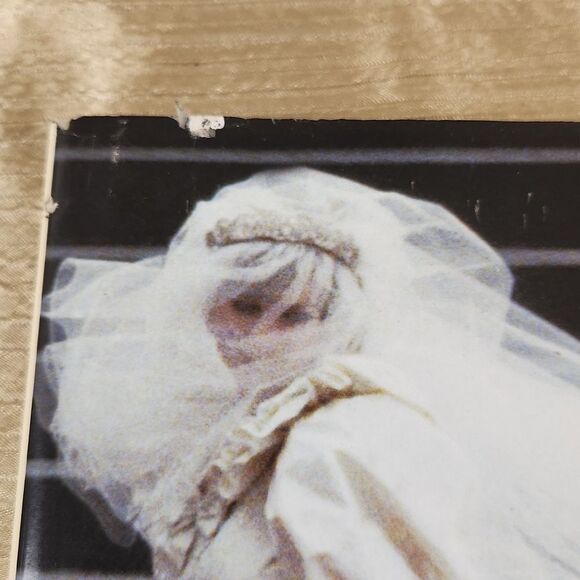 A Dress for Diana by Emanuel 1st Edition 2006 Hardback Book - Picture 2 of 11